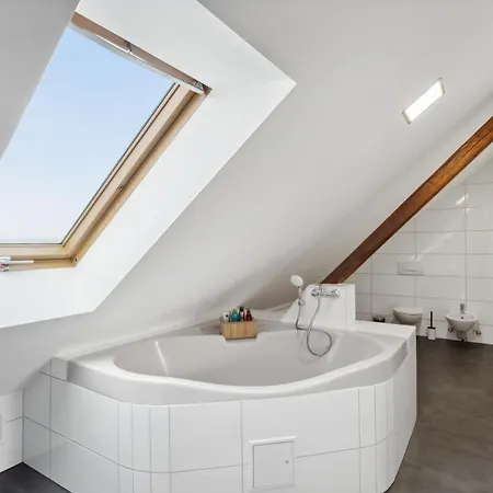 Stylish & Relaxing Penthouse ~ Workspace ~ Parking דירה גלזנקירכן