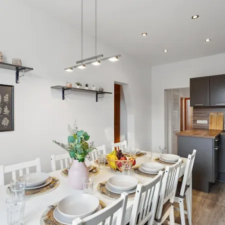 Stylish & Relaxing Penthouse ~ Workspace ~ Parking *