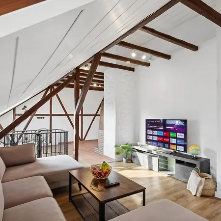 Stylish & Relaxing Penthouse ~ Workspace ~ Parking גלזנקירכן