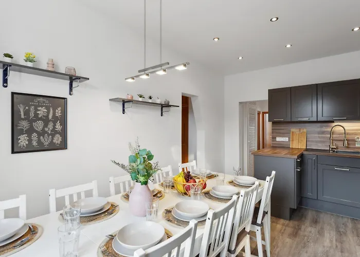 Stylish & Relaxing Penthouse ~ Workspace ~ Parking *